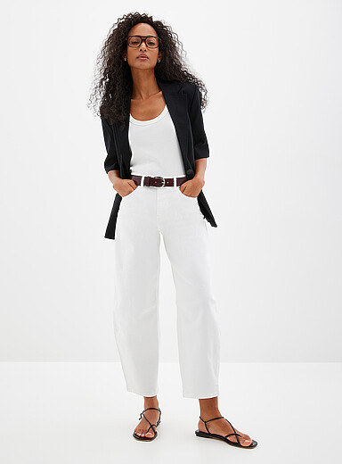 Le jean &eacute;cru extensible <b>Coupe : jambe ballon, taille mi-haute</b>