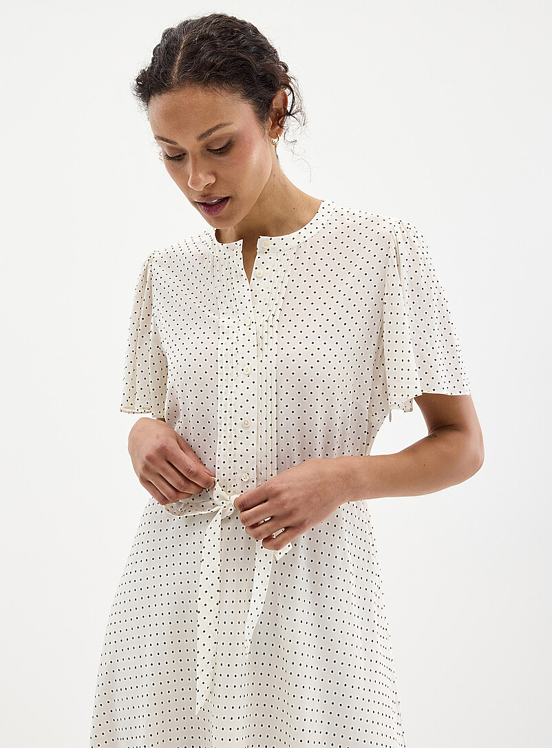 Contemporaine: La robe soyeuse plastron pliss&eacute; &agrave; pois &Eacute;cru &agrave; motifs pour femme