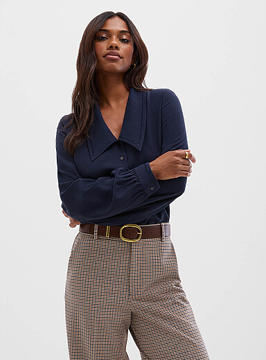 La blouse cr&ecirc;pe soyeux col pointu