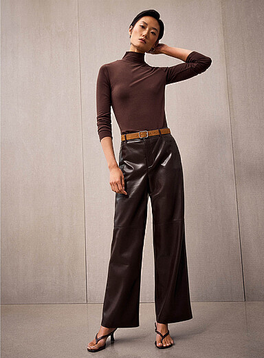 Le pantalon effet cuir souple <b>Coupe : jambe droite, taille haute</b>