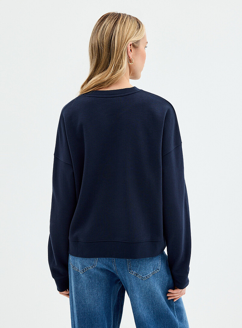 Contemporaine: Le sweat carr&eacute; motif relief brod&eacute; Bleu &agrave; motifs pour femme