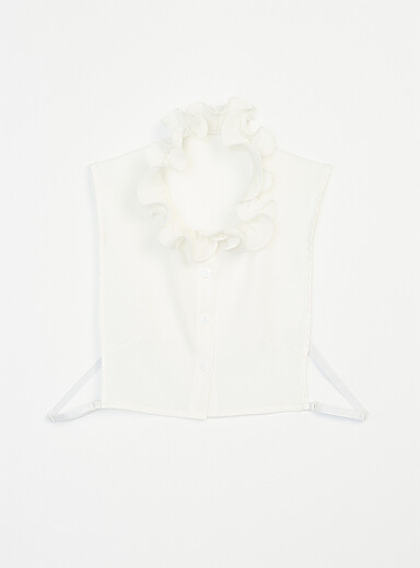 Le faux col de blouse volants pliss&eacute;s