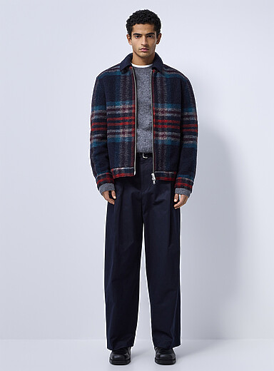 Le pantalon ceintur&eacute; &agrave; plis plats <b>Importation de S&eacute;oul</b> Coupe relaxe