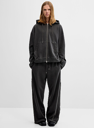 Le pantalon sweat &agrave; jambe large zipp&eacute;e effet us&eacute; <b>Coupe ample</b> <b>Importation de S&eacute;oul</b>