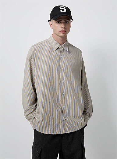 La chemise seersucker ray&eacute;e <b>Importation de S&eacute;oul</b>