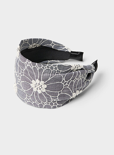Simons: Le large serre-t&ecirc;te fleurs brod&eacute;es accent Noir &agrave; motifs pour femme