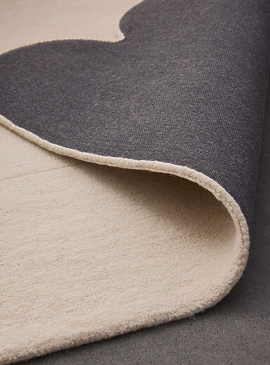 Le tapis artisanal touffet&eacute; bords festonn&eacute;s Claude Voir nos formats offerts