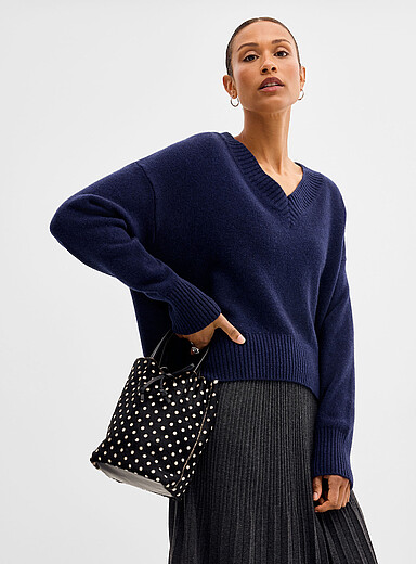 Le chandail col V en cachemire uni <b>Collection exclusive d'Italie</b>