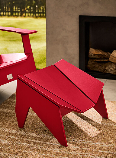 Angular outdoor footrest