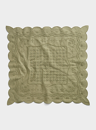 Le foulard festonn&eacute; broderie anglaise