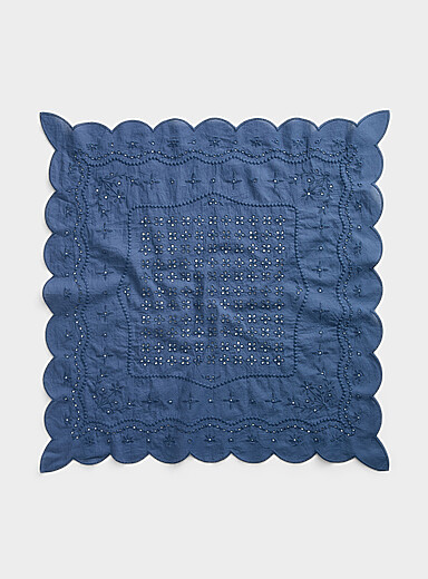 Le foulard festonn&eacute; broderie anglaise