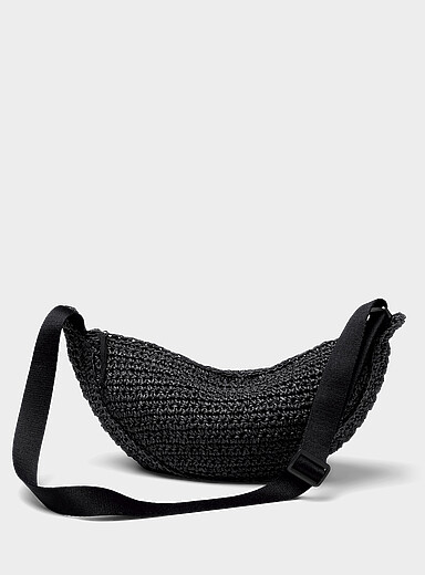 Le sac bandouli&egrave;re demi-lune paille tress&eacute;e