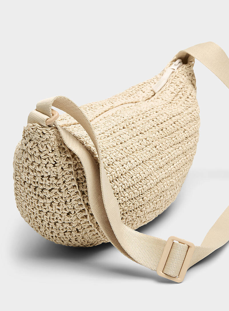 Simons: Le sac bandouli&egrave;re demi-lune paille tress&eacute;e Ivoire - Beige cr&egrave;me pour femme