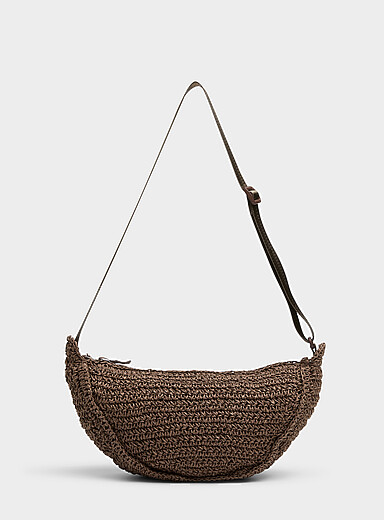 Le sac bandouli&egrave;re demi-lune paille tress&eacute;e