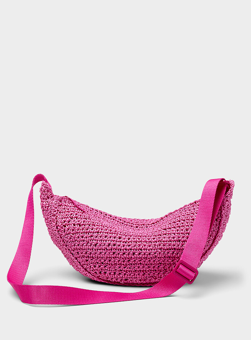 Simons: Le sac bandouli&egrave;re demi-lune paille tress&eacute;e Ivoire - Beige cr&egrave;me pour femme