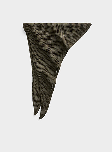 Le foulard triangulaire tricot ajour&eacute;