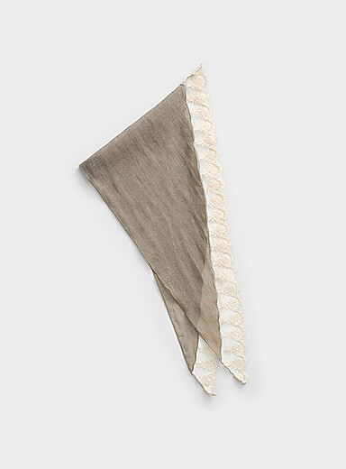 Le foulard triangulaire bordures dentelles