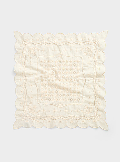 Le foulard festonn&eacute; broderie anglaise