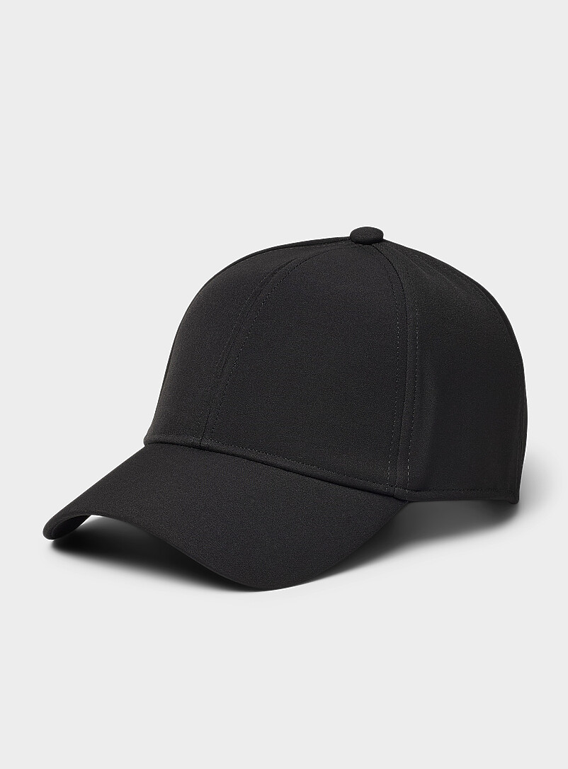 Black minimalist cap product image (primary)