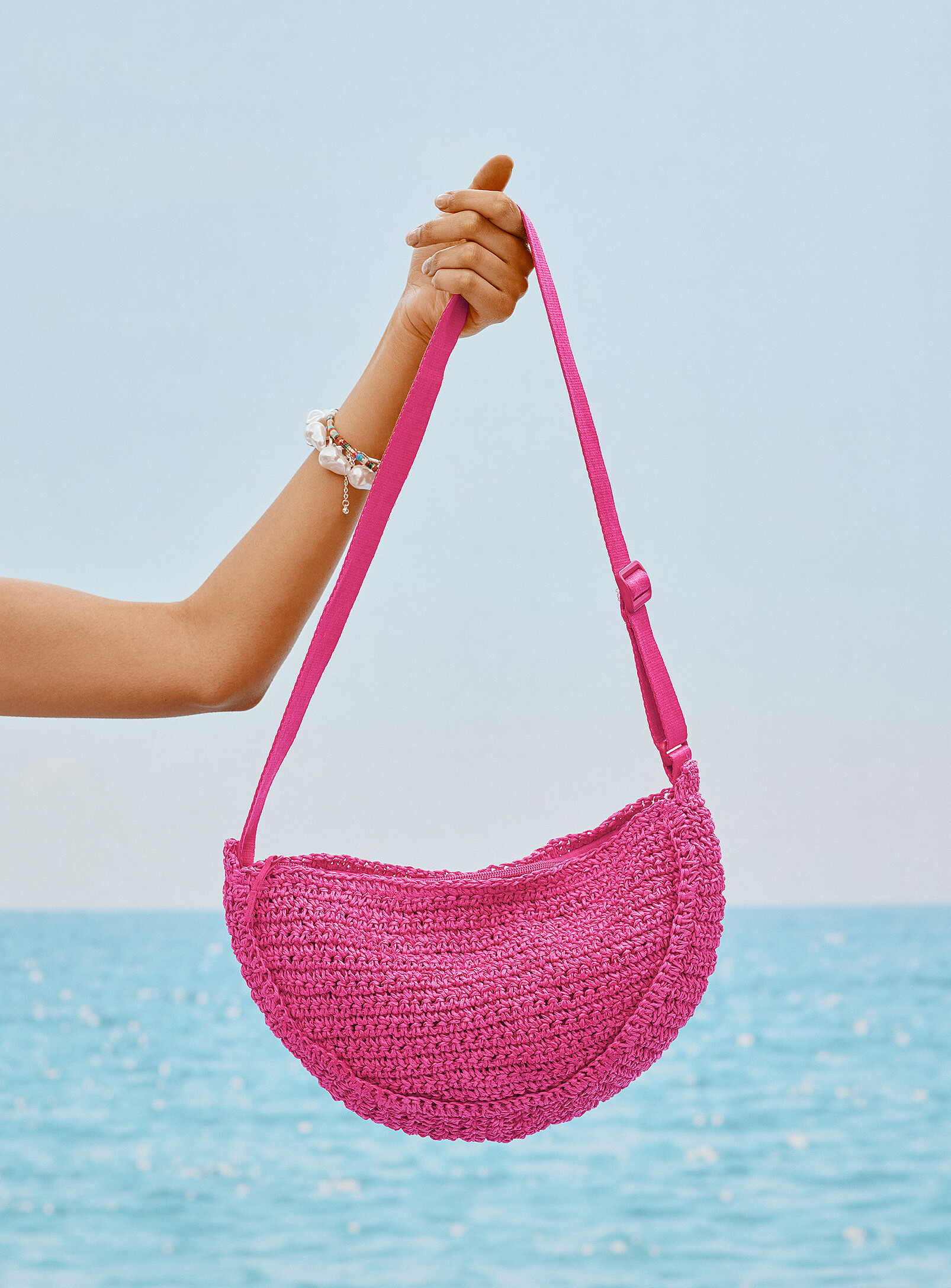 Sac bandoulière demi-lune paille tressée chez Simons