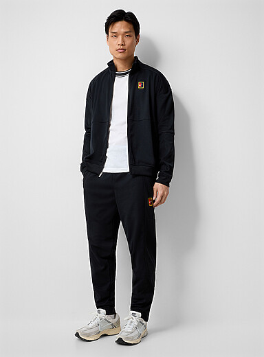 Nike Court: Le pantalon surv&ecirc;tement NikeCourt Noir pour homme