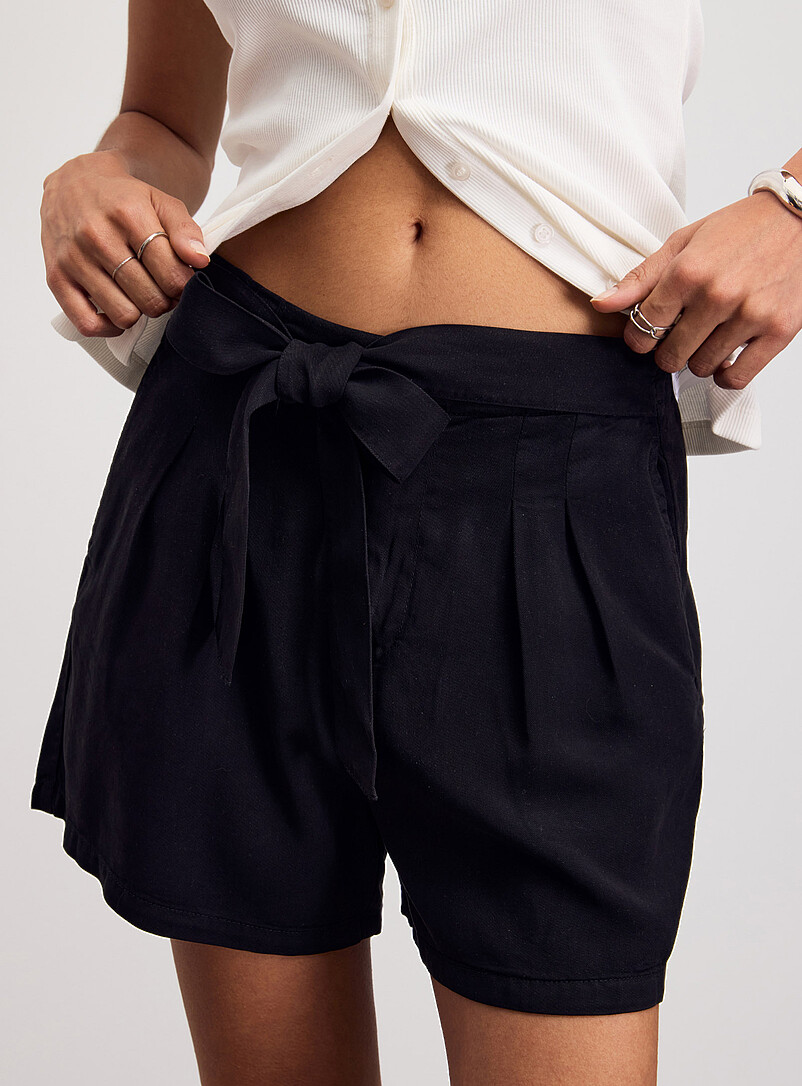 Vero Moda: Le short ceintur&eacute; &agrave; plis denim souple et doux Noir pour femme