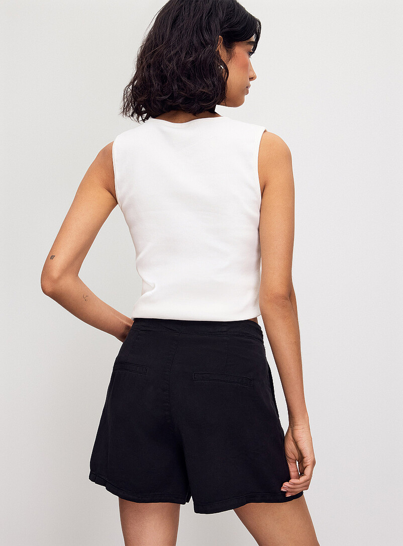 Vero Moda: Le short ceintur&eacute; &agrave; plis denim souple et doux Noir pour femme