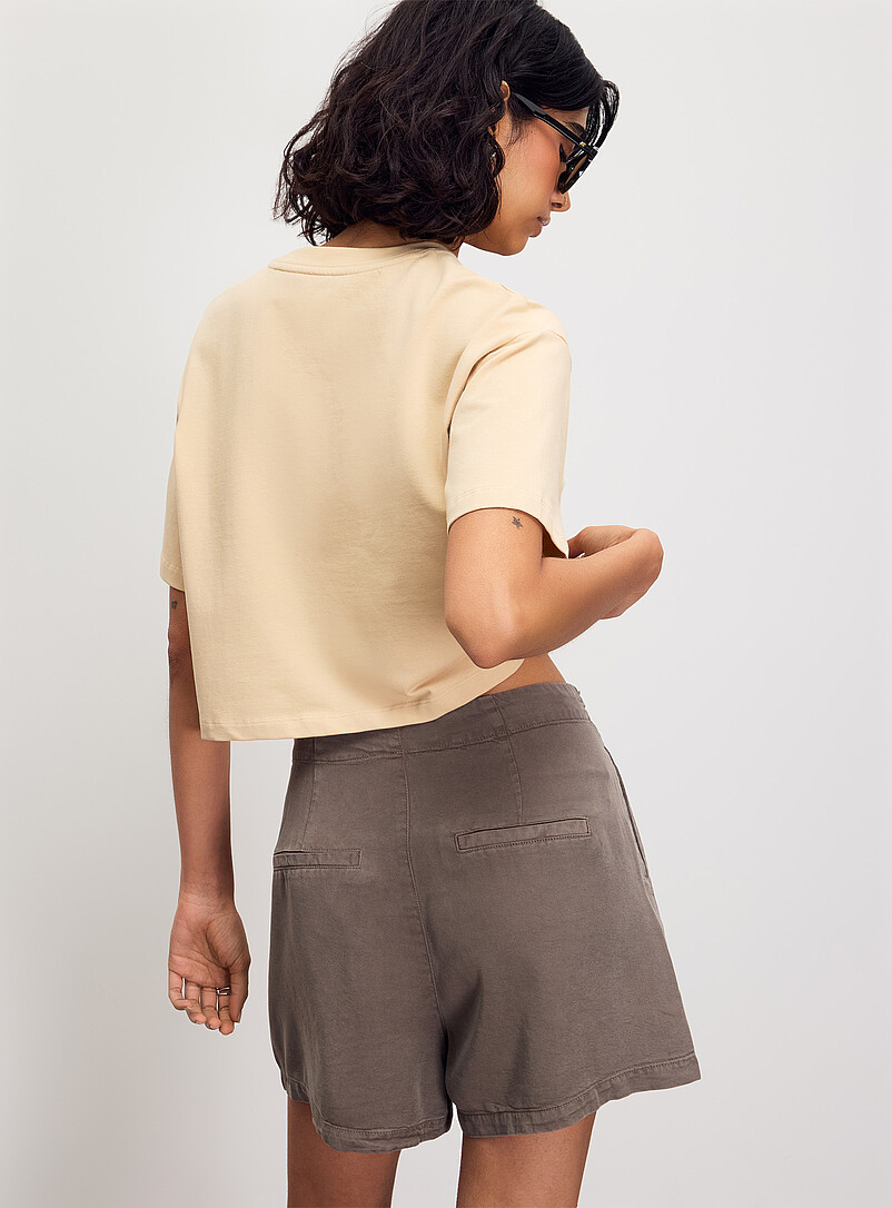 Vero Moda: Le short ceintur&eacute; &agrave; plis denim souple et doux Noir pour femme
