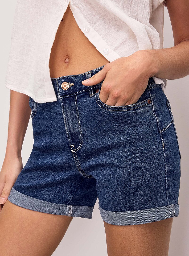 Vero Moda: Le short bords roul&eacute;s denim extensible Bleu moyen - Ardoise pour femme