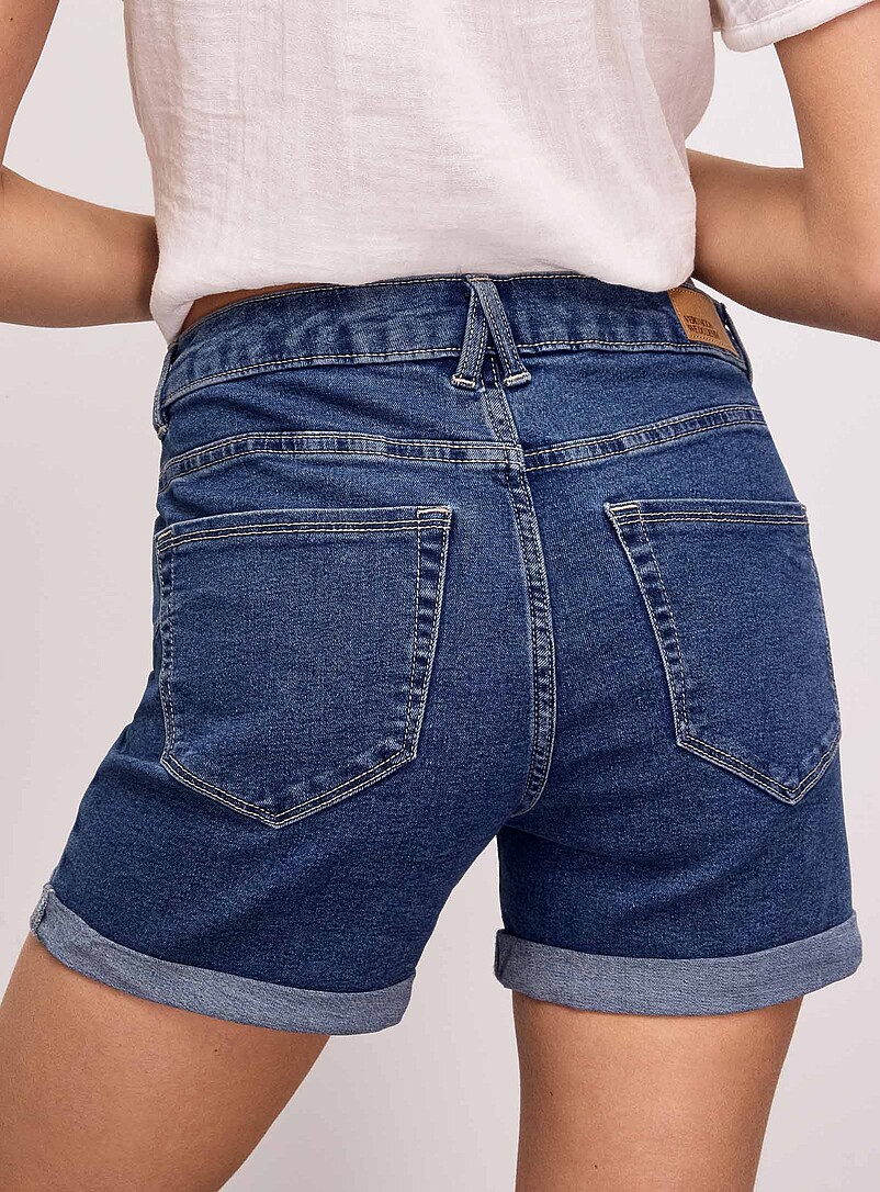 Vero Moda: Le short bords roul&eacute;s denim extensible Bleu moyen - Ardoise pour femme