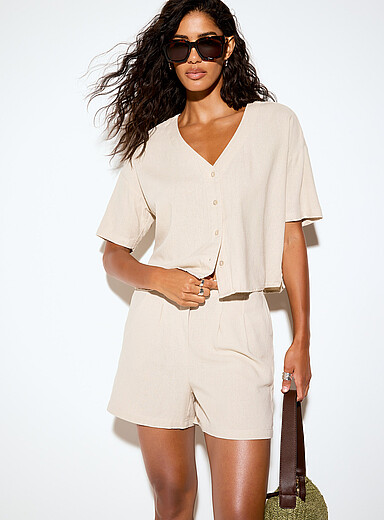 La blouse carr&eacute;e col V m&eacute;lange de lin