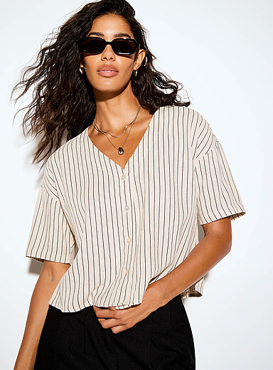 La blouse carr&eacute;e col V m&eacute;lange de lin
