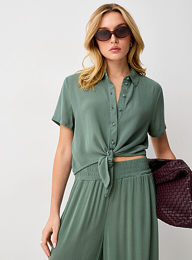 La blouse &eacute;court&eacute;e &agrave; nouer texture froiss&eacute;e