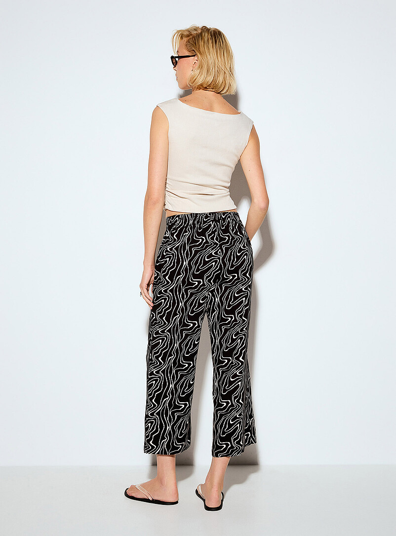 Vero Moda: Le pantalon l&eacute;ger &eacute;court&eacute; lignes sinueuses Blanc et noir pour femme