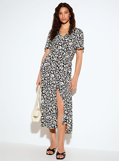 La longue robe fluide boutonn&eacute;e ceinture cordon