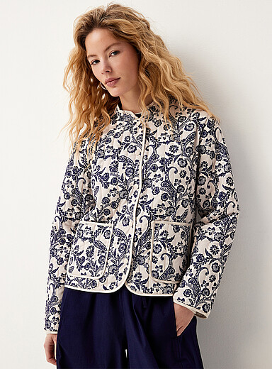 Vero Moda: La veste matelass&eacute;e l&eacute;g&egrave;re fleurs bleues Blanc &agrave; motifs pour femme