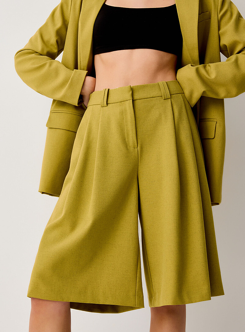 Vero Moda: Le bermuda taille &agrave; plis chartreuse Olive pour femme