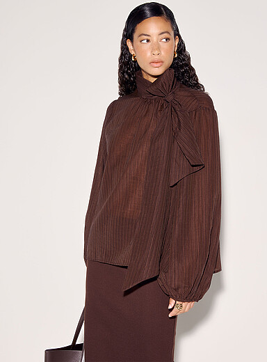 La blouse fines rayures col foulard
