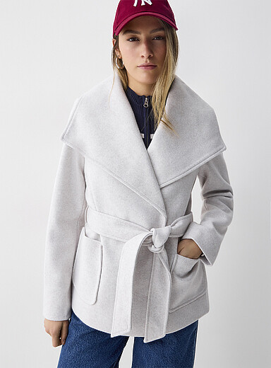 Twik: Le manteau court feutr&eacute; ceinture Blanc cass&eacute; pour femme