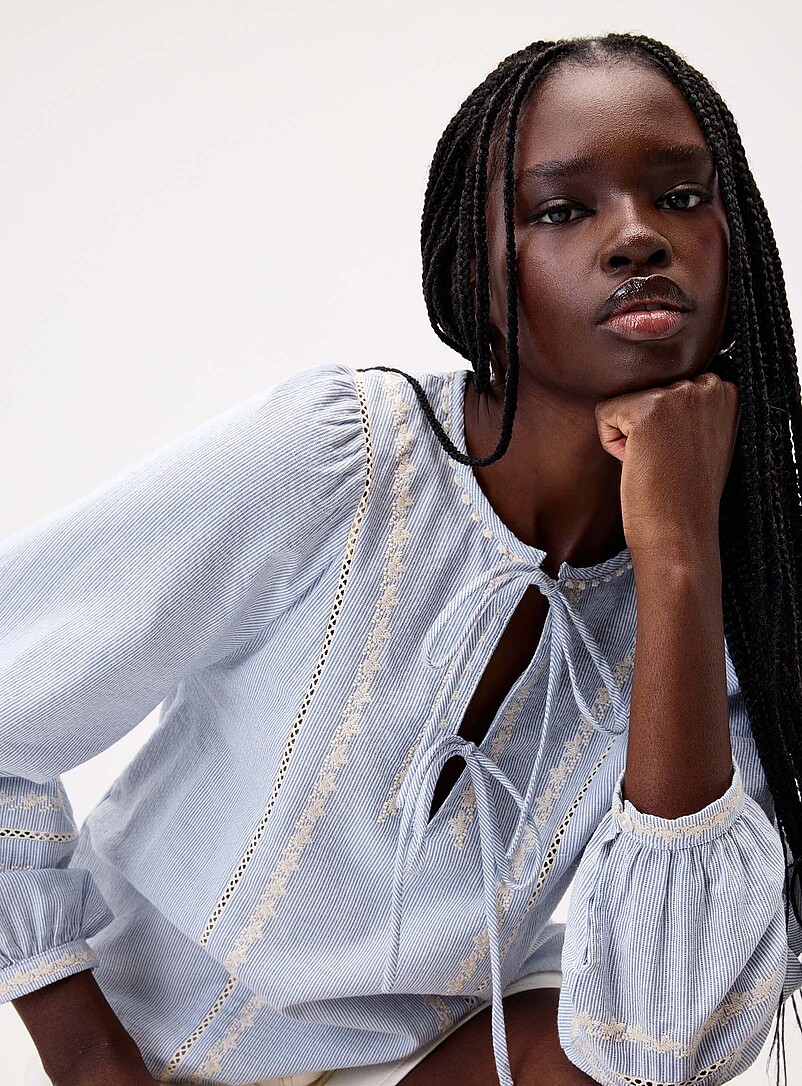 Only: La blouse boucles et broderies Bleu &agrave; motifs pour femme