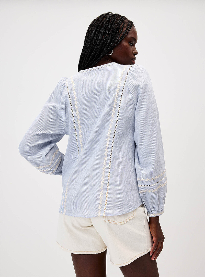 Only: La blouse boucles et broderies Bleu &agrave; motifs pour femme