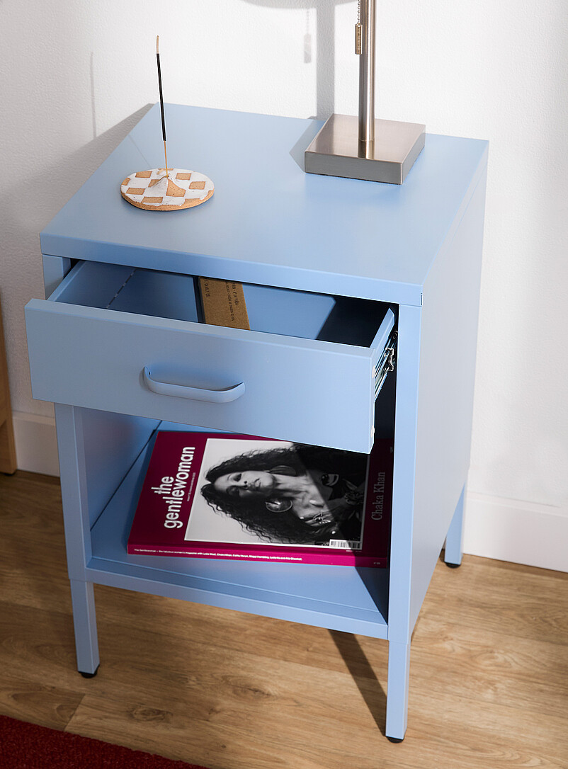 Simons Maison: La table de chevet m&eacute;tallique sur pieds Rose