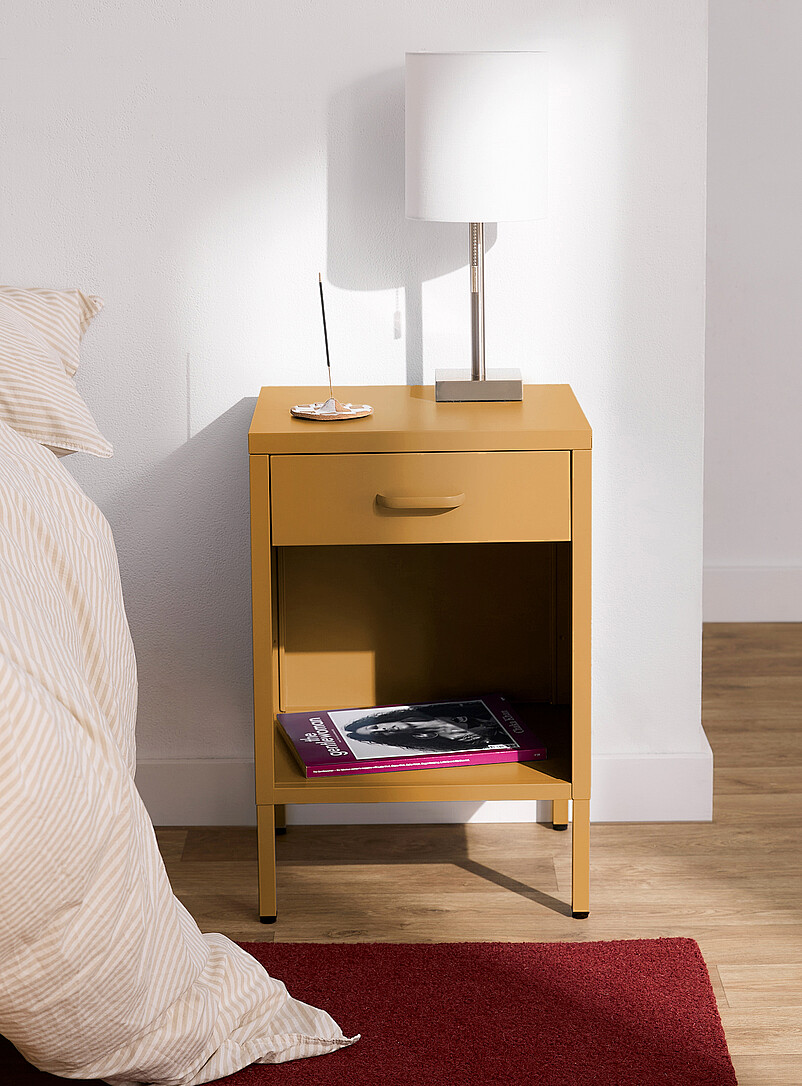 Simons Maison: La table de chevet m&eacute;tallique sur pieds Rose