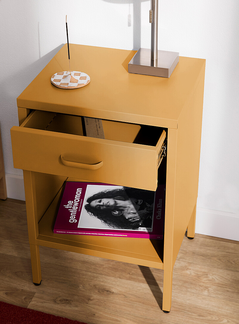 Simons Maison: La table de chevet m&eacute;tallique sur pieds Rose
