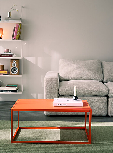 La table d'appoint color&eacute;e en m&eacute;tal