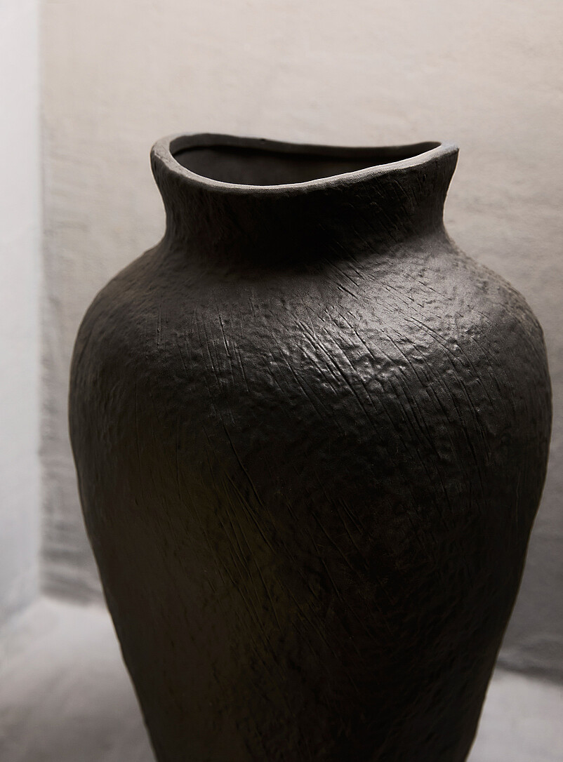 Simons Maison: Le grand vase hachur&eacute; et emboss&eacute; Noir