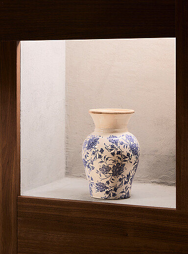 Le vase fleurs bleues