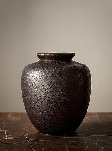 Le vase brun cacao texture mouchet&eacute;e