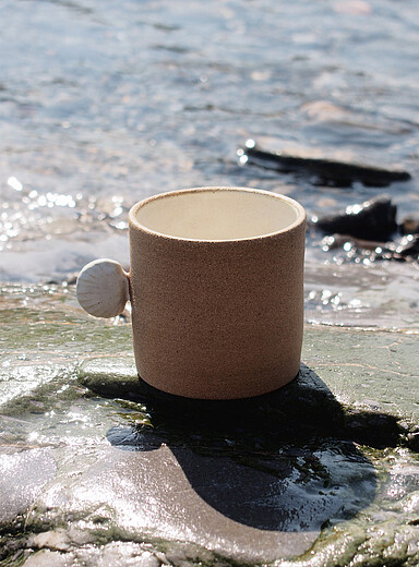 La poteuse Sand Seashell handle ceramic mug