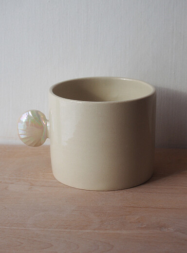 Seashell handle ceramic mug
